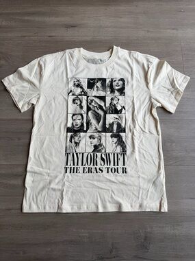Taylor Swift The Eras Tour official tour t-shirt - size medium